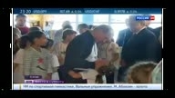 Путин целует пристающую девочку