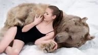Русская модель позирует с медведем 