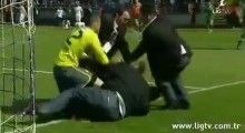Вратарь турецкого клуба избил выбежавшего на поле болельщика