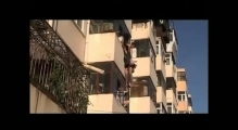 Влюбленная пара случайно выпала с балкона