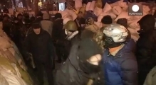На улице Грушевского укрепляют баррикады и ежеминутно ждут штурма