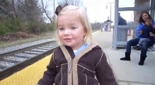 Эмоции!)) Девочка впервые видит поезд!
