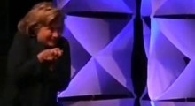 В Хиллари Клинтон бросили ботинок в Лас-Вегасе