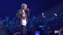 Eminem, Rihanna – «The Monster» (Live @ MTV Movie Awards) 