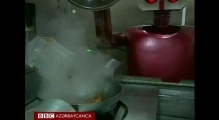 Çin restoranı- yeməkləri robot aşpaz bişirir  