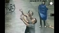 Прохожие поймали ребенка, выпавшего из окна