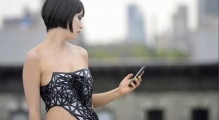 «Умное» платье обнажает тело по мере активности в соцсетях