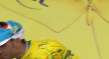 [EPIC] Vincenzo Nibali left red-faced after podium 'kiss' gaffe - Tour de France 2014
