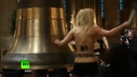 Акция FEMEN в соборе Нотр-Дам-де-Пари