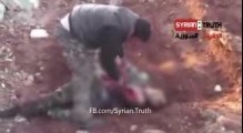 Командир сирийских повстанцев вырывает сердце убитого солдата и ест его!!!