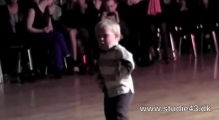 2 летний мальчик порвал танцпол