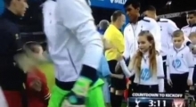 Tottenham Mascott little girl fan TROLLS Luis Suarez Tottenham 0-5 Liverpool  HD